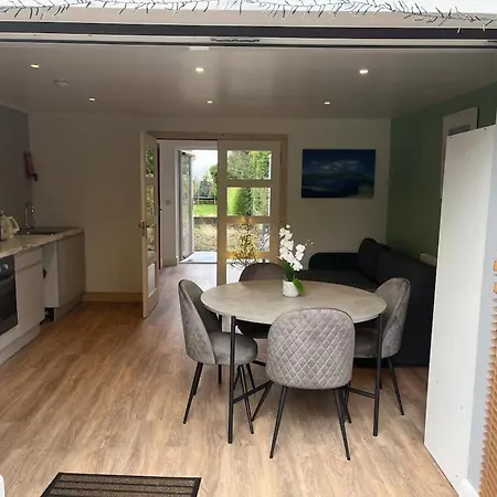 1-bed Cosy Country Retreat- Sleeps 5 Emerald Park Appartement