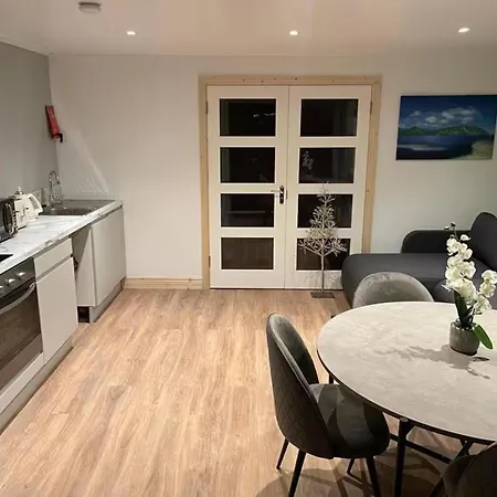 1-bed Cosy Country Retreat- Sleeps 5 Emerald Park דירה *